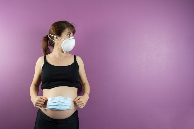 Mulher grávida com máscara