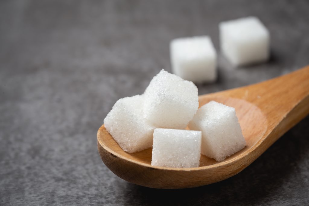 Cubos de açúcar branco