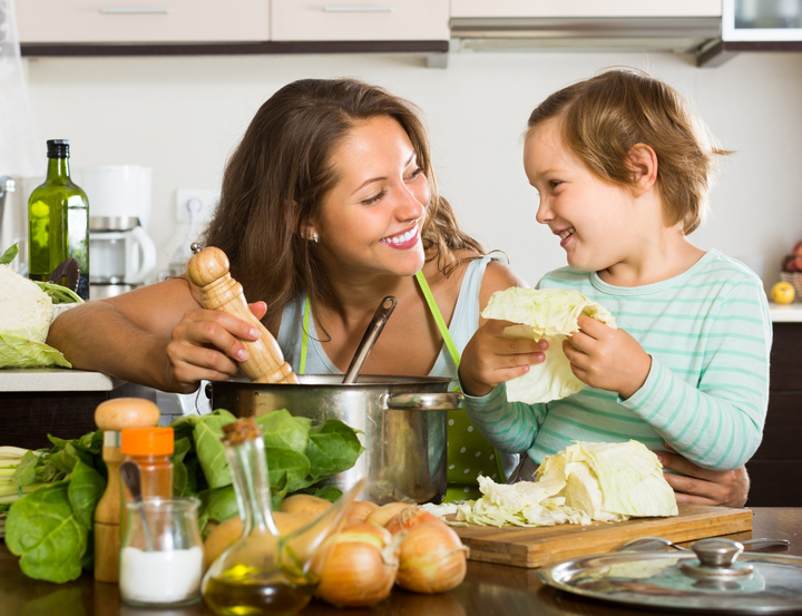 Mulher e criança cozinhando juntos