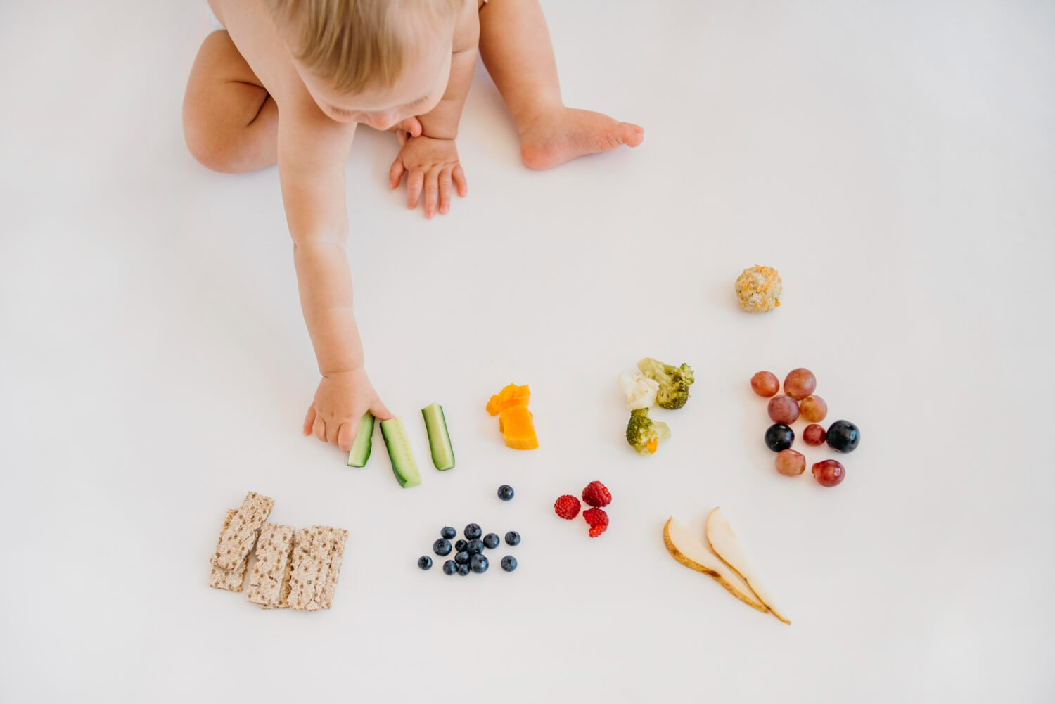 Bebê com comidas saudáveis