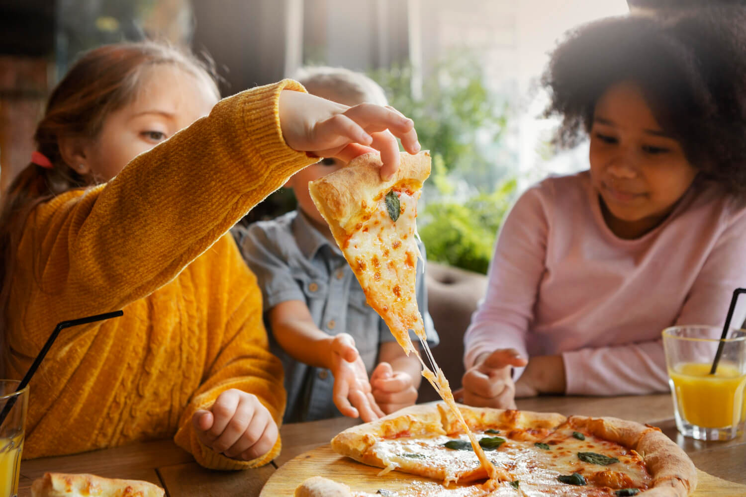 Crianças comendo pizza