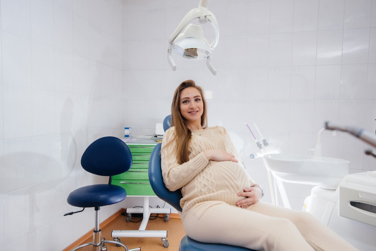 Mulher grávida visitando o consultório de um dentista