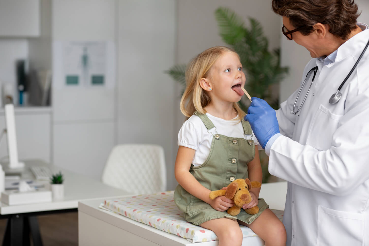 Médica pediatra examinando criança