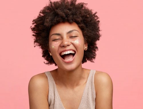 Buscando um sorriso mais branco? Descubra tipos, benefícios e cuidados de um clareamento dental!