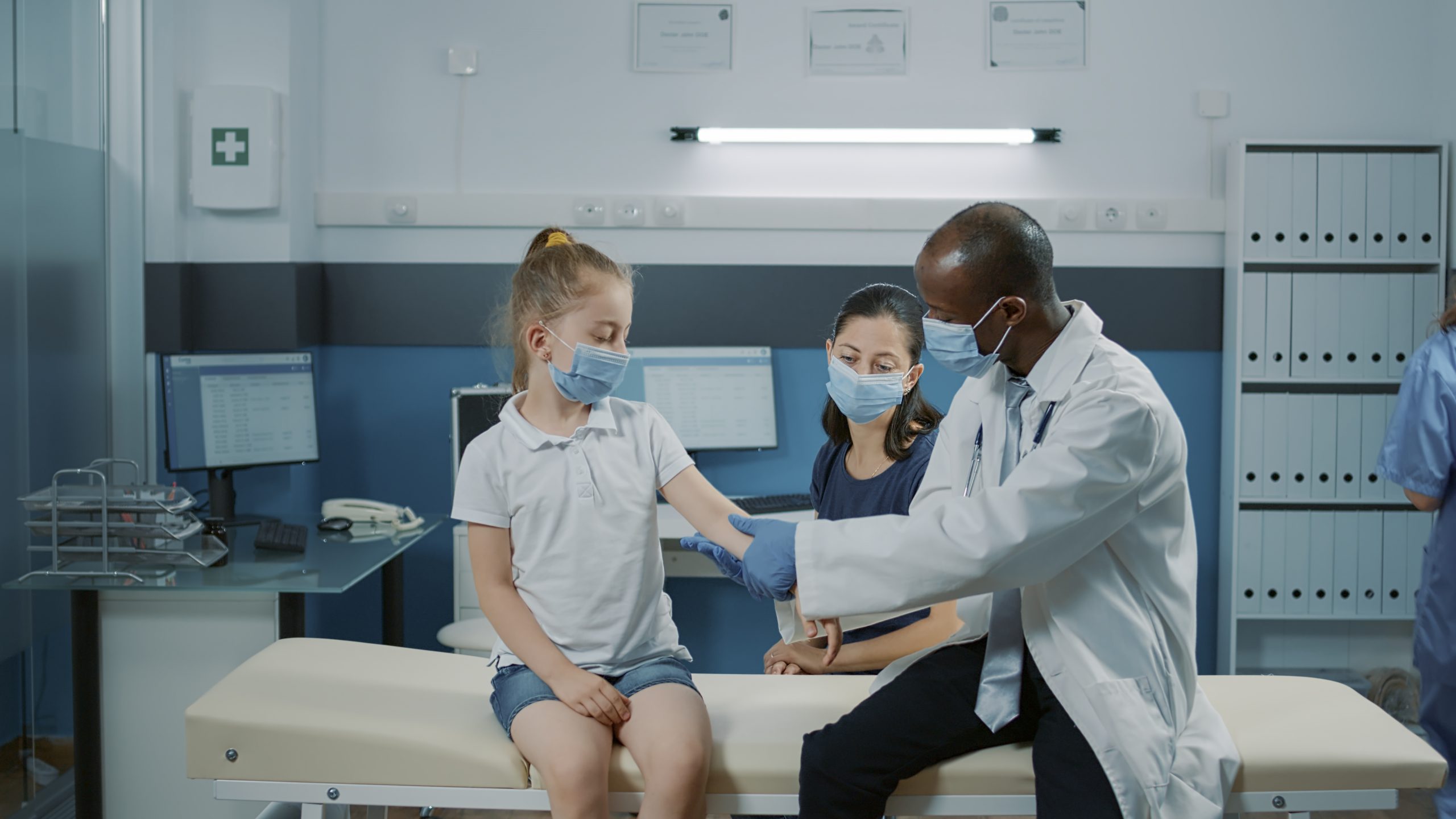 Menina sendo examinada por médico