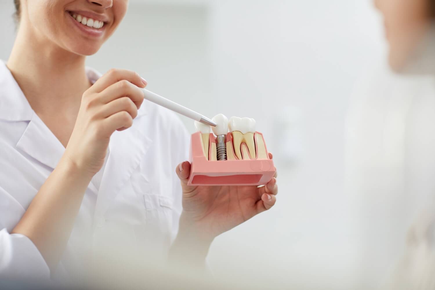 Dentista explicando sobre o Implante Parcial Fixo