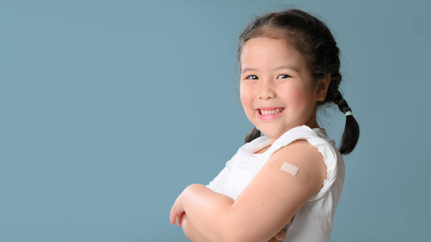 Menina feliz após tomar vacina