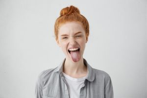 Mulher mostrando a língua