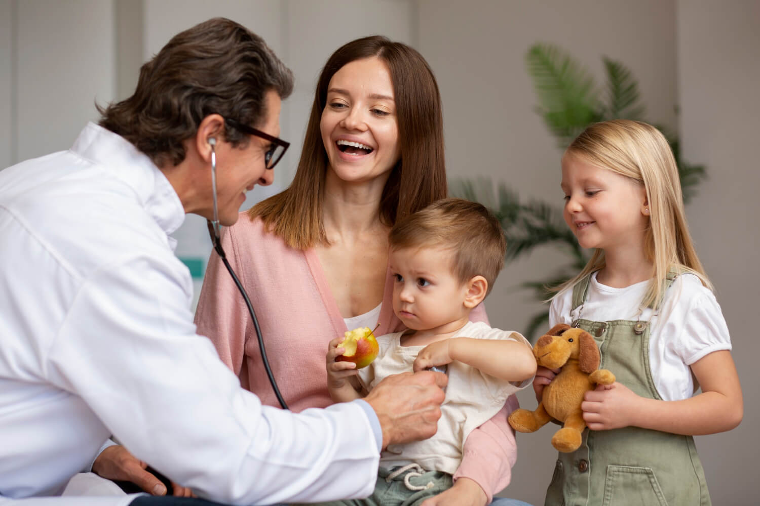 Mãe levando filhos para consulta com endocrinologista